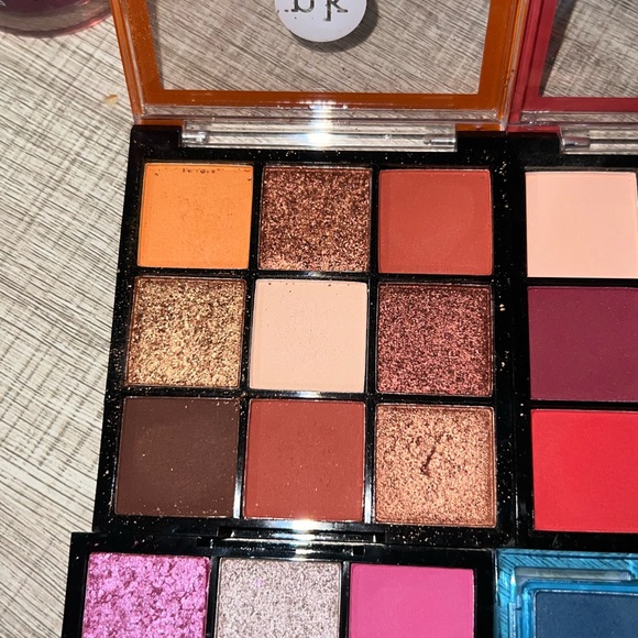 Eyeshadow Palette - Picture 3 of 10